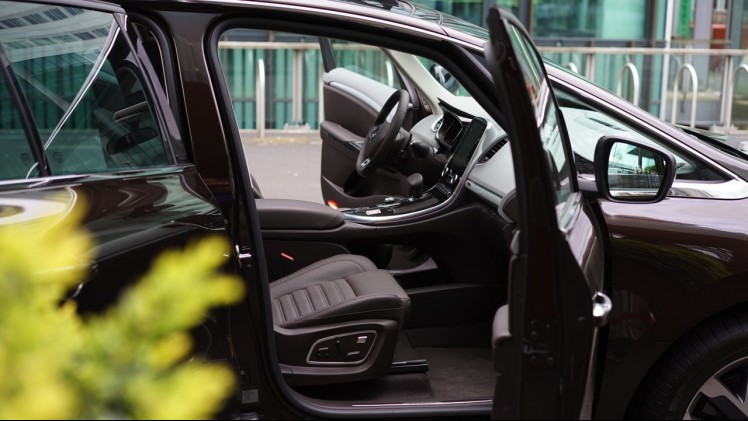 Gereden met de nieuwe Renault Espace. In deze autotest rijden we met de nieuwe Espace TCe 200 EDC Dynamique, met zeven stoelen en vrijwel alle opties. Kan de MPV crossover ons bekoren?