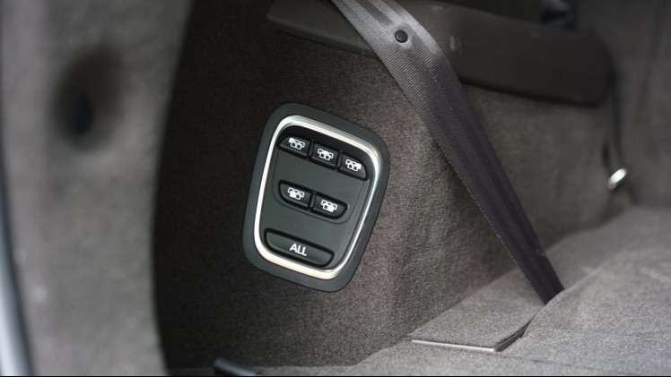 Gereden met de nieuwe Renault Espace. In deze autotest rijden we met de nieuwe Espace TCe 200 EDC Dynamique, met zeven stoelen en vrijwel alle opties. Kan de MPV crossover ons bekoren?