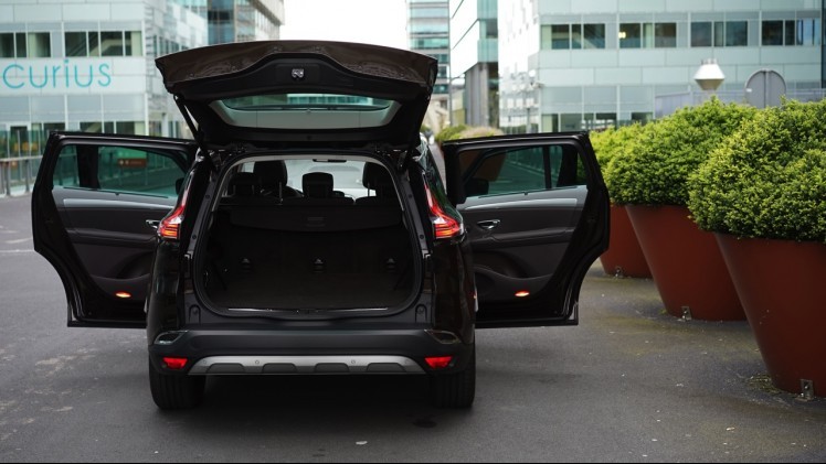 Gereden met de nieuwe Renault Espace. In deze autotest rijden we met de nieuwe Espace TCe 200 EDC Dynamique, met zeven stoelen en vrijwel alle opties. Kan de MPV crossover ons bekoren?