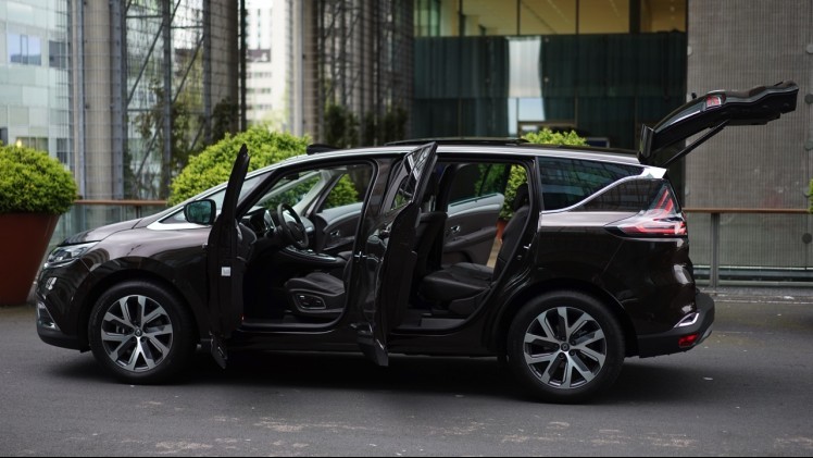 Gereden met de nieuwe Renault Espace. In deze autotest rijden we met de nieuwe Espace TCe 200 EDC Dynamique, met zeven stoelen en vrijwel alle opties. Kan de MPV crossover ons bekoren?