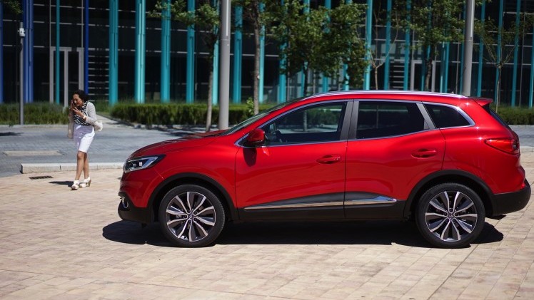 Renault zet in op crossovers. Na de Captur en de Espace is er nu de Kadjar. Gebaseerd op het platform van de Nissan Qashqai moet dit model weer nieuwe kopers naar Renault trekken. Rijtest!