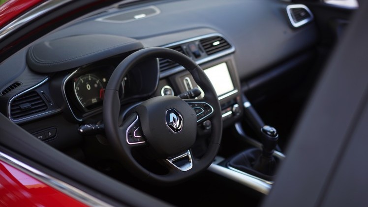 Renault zet in op crossovers. Na de Captur en de Espace is er nu de Kadjar. Gebaseerd op het platform van de Nissan Qashqai moet dit model weer nieuwe kopers naar Renault trekken. Rijtest!