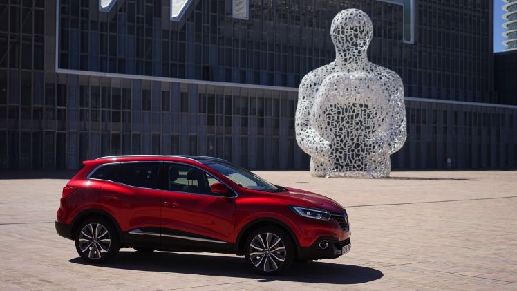 Renault zet in op crossovers. Na de Captur en de Espace is er nu de Kadjar. Gebaseerd op het platform van de Nissan Qashqai moet dit model weer nieuwe kopers naar Renault trekken. Rijtest!