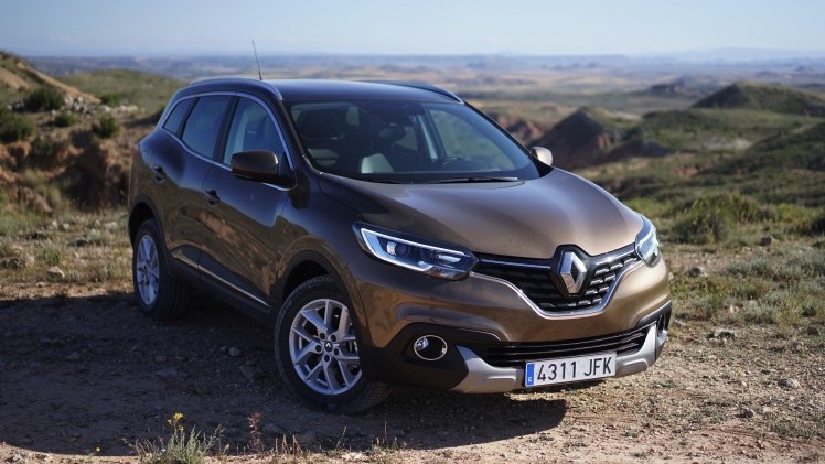 Renault zet in op crossovers. Na de Captur en de Espace is er nu de Kadjar. Gebaseerd op het platform van de Nissan Qashqai moet dit model weer nieuwe kopers naar Renault trekken. Rijtest!