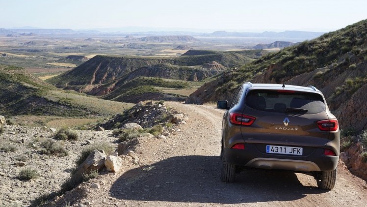 Renault zet in op crossovers. Na de Captur en de Espace is er nu de Kadjar. Gebaseerd op het platform van de Nissan Qashqai moet dit model weer nieuwe kopers naar Renault trekken. Rijtest!