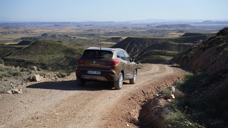 Renault zet in op crossovers. Na de Captur en de Espace is er nu de Kadjar. Gebaseerd op het platform van de Nissan Qashqai moet dit model weer nieuwe kopers naar Renault trekken. Rijtest!