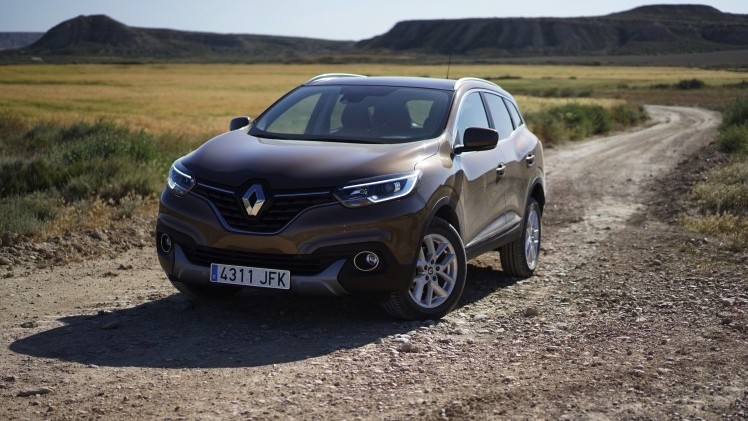Renault zet in op crossovers. Na de Captur en de Espace is er nu de Kadjar. Gebaseerd op het platform van de Nissan Qashqai moet dit model weer nieuwe kopers naar Renault trekken. Rijtest!