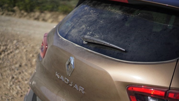 Renault zet in op crossovers. Na de Captur en de Espace is er nu de Kadjar. Gebaseerd op het platform van de Nissan Qashqai moet dit model weer nieuwe kopers naar Renault trekken. Rijtest!