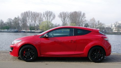 Test Renault Mgane R.S. facelift 2014: Snel, heel snel en toch lief voor de inzittende. Dt is de Renault Mgane R.S.