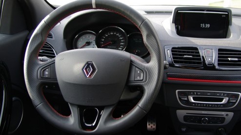 Test Renault Mgane R.S. facelift 2014: Snel, heel snel en toch lief voor de inzittende. Dt is de Renault Mgane R.S.