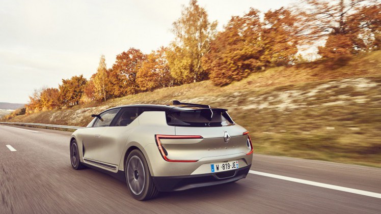 Renault heeft een afgeleide versie van de Symbioz conceptstudie gebouwd die inmiddels autonoom rijdend in de praktijk wordt getest.