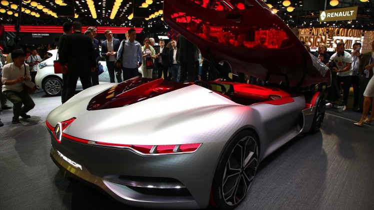 Renault toont op de Autosalon van Parijs de TreZor conceptcar, die een voorproefje geeft van Renaults nieuwe designtaal en technologien, waaronder autonoom rijden.