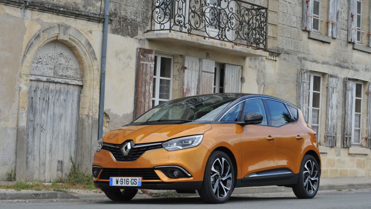 AutoVandaag doet een autotest met de Renault Scnic TCe 130.