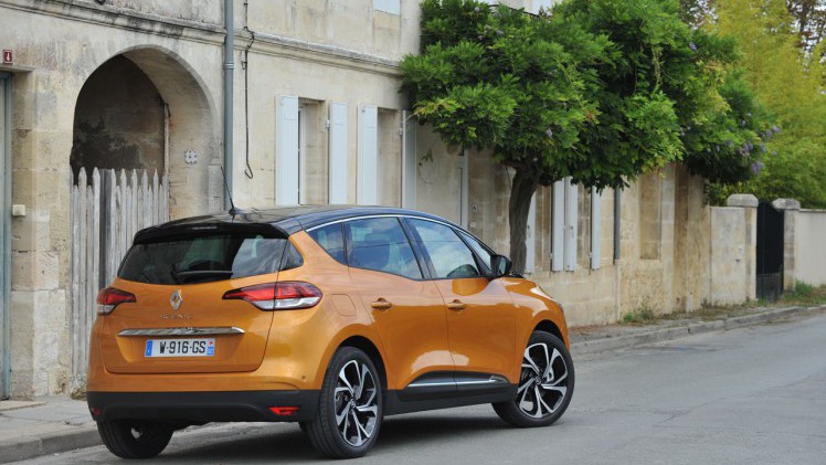AutoVandaag doet een autotest met de Renault Scnic TCe 130.