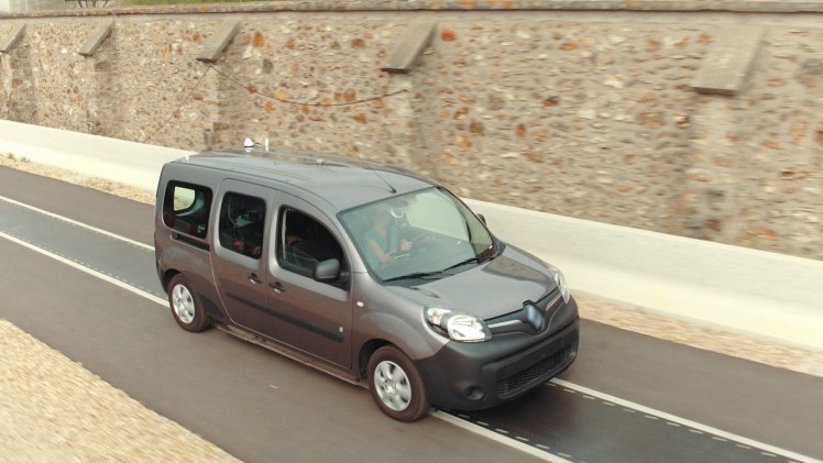 Renault doet mee in een proef om te komen tot rijdend opladen via inductie.