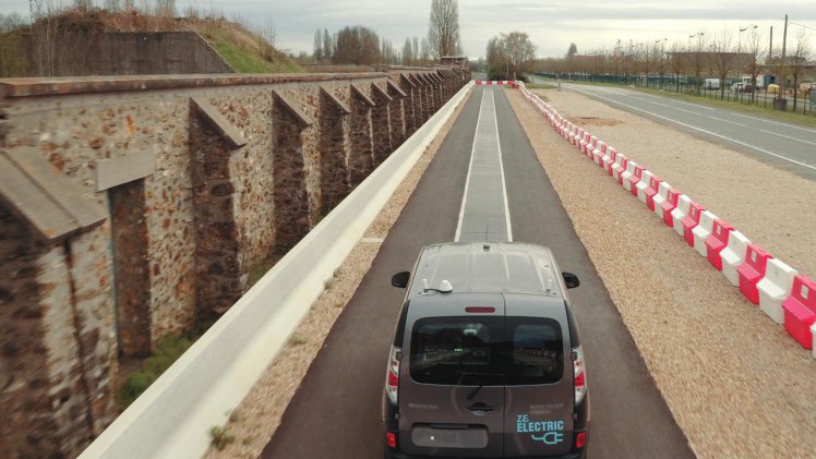 Renault doet mee in een proef om te komen tot rijdend opladen via inductie.