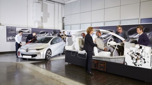 Renault toont innovaties voor 2015 met in eigen beheer ontwikkelde elektromotor, een dual-fuel LPG-motor, een Renault Master dieselhybride en een Twizy Delivery met aanhanger.