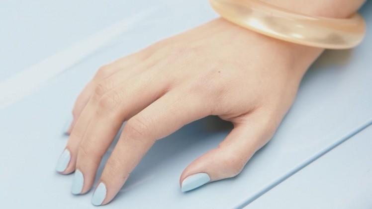 Renault lanceert een nagellak die ook kan worden gebruikt om de lak van de auto bij te tippen.