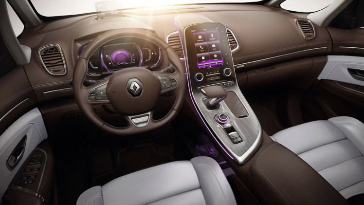 Renault voorziet de Espace niet alleen van een nieuwe benzinemotor, maar komt met tal van verbeteringen op detailniveau.