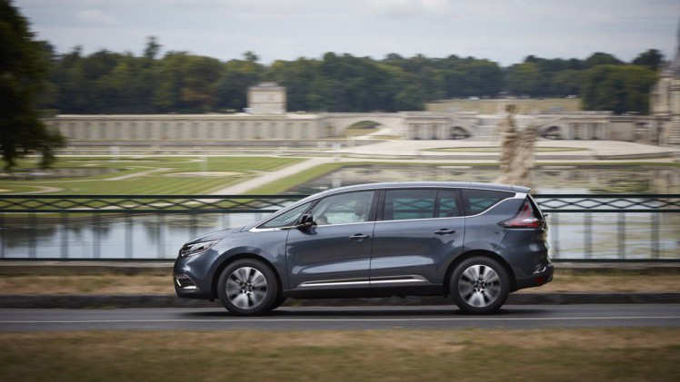 Renault voorziet de Espace niet alleen van een nieuwe benzinemotor, maar komt met tal van verbeteringen op detailniveau.