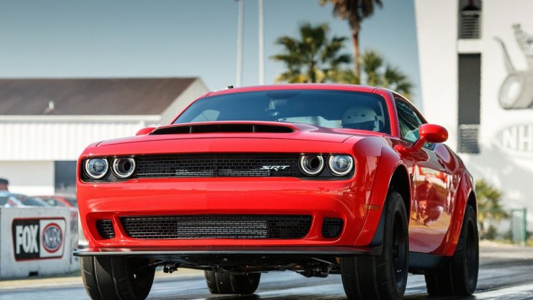 Na een uitgebreide teasercampagne is de auto nu dan officieel: de Dodge Challenger SRT Demon. De dikste uitvoering van de auto en meteen ook de snelst accelererende productieauto.