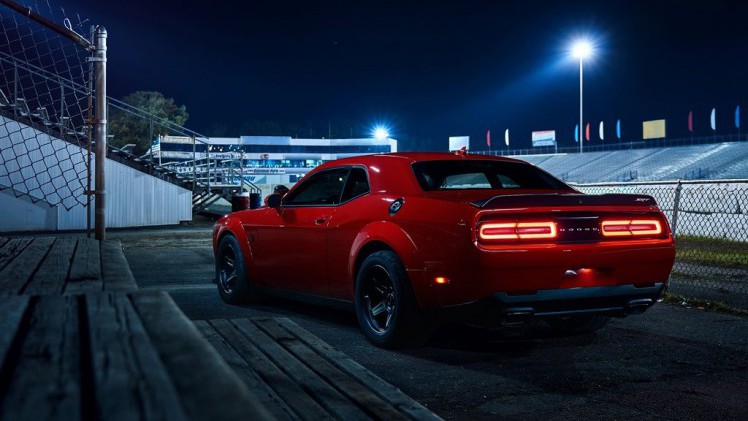Na een uitgebreide teasercampagne is de auto nu dan officieel: de Dodge Challenger SRT Demon. De dikste uitvoering van de auto en meteen ook de snelst accelererende productieauto.