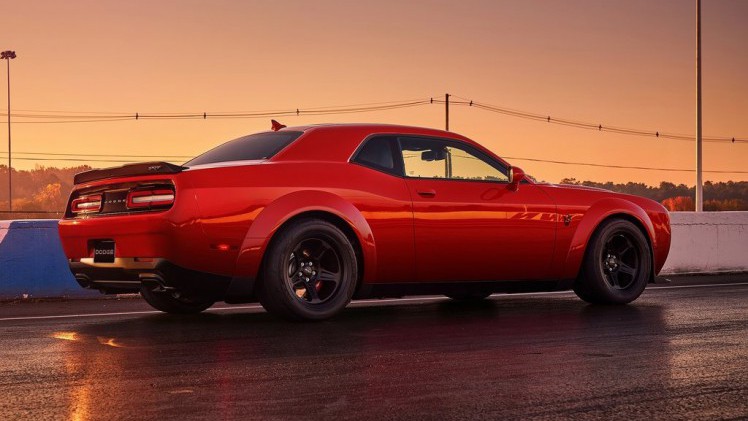 Na een uitgebreide teasercampagne is de auto nu dan officieel: de Dodge Challenger SRT Demon. De dikste uitvoering van de auto en meteen ook de snelst accelererende productieauto.