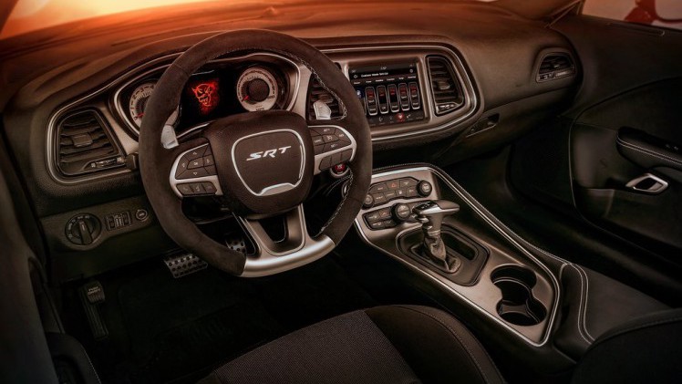 Na een uitgebreide teasercampagne is de auto nu dan officieel: de Dodge Challenger SRT Demon. De dikste uitvoering van de auto en meteen ook de snelst accelererende productieauto.