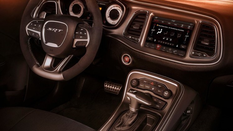 Na een uitgebreide teasercampagne is de auto nu dan officieel: de Dodge Challenger SRT Demon. De dikste uitvoering van de auto en meteen ook de snelst accelererende productieauto.