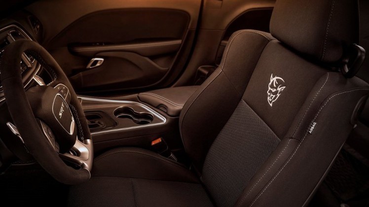 Na een uitgebreide teasercampagne is de auto nu dan officieel: de Dodge Challenger SRT Demon. De dikste uitvoering van de auto en meteen ook de snelst accelererende productieauto.
