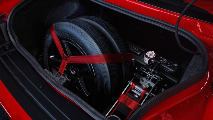 Na een uitgebreide teasercampagne is de auto nu dan officieel: de Dodge Challenger SRT Demon. De dikste uitvoering van de auto en meteen ook de snelst accelererende productieauto.