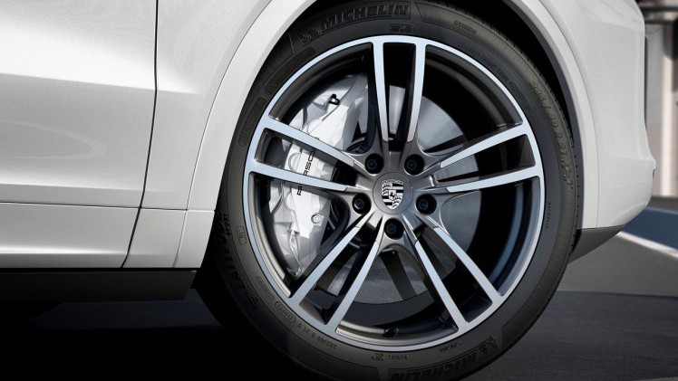 Porsche lanceert een nieuw type remmen op de Cayenne Turbo van wolfraamcarbide.