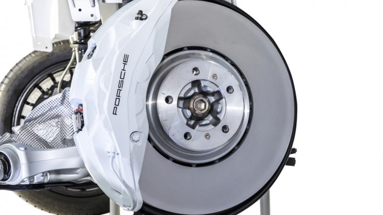 Porsche lanceert een nieuw type remmen op de Cayenne Turbo van wolfraamcarbide.