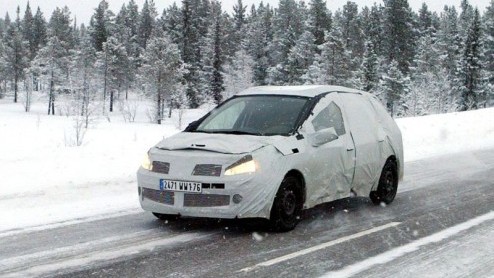Als je directe concurrent een auto heeft die goed verkoopt, dan kan je zelf als automerk natuurlijk niet achterblijven. Op de fotos zien we dan ook het antwoord van Renault op de Peugeot 207 SW.