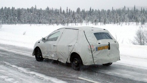 Als je directe concurrent een auto heeft die goed verkoopt, dan kan je zelf als automerk natuurlijk niet achterblijven. Op de fotos zien we dan ook het antwoord van Renault op de Peugeot 207 SW.