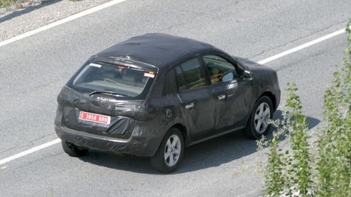 In 2006 liet Renault in Parijs al een concept zien van een vierwielaangedreven auto. Er is flink wat tijd overheen gegaan voor we weer wat hoorden van dit project, maar het merk is druk aan het testen