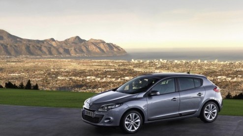 Het digitale doek van de Renault Megane is er helemaal af. De nieuwe generatie zit boordevol nieuws. Zoals we gewend zijn van Renault mogen de looks er opnieuw wezen en zit de populaire Fransmon vol m