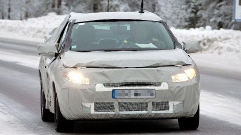 Na de nieuwe Renault Megane hatchback en de spionagebeelden van de Megane Grand Tour is het nu de beurt aan de Megane sedan. Deze uitbreiding van de familiereeks werd nog verhuld gespot, maar staat al