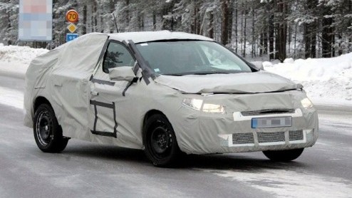 Na de nieuwe Renault Megane hatchback en de spionagebeelden van de Megane Grand Tour is het nu de beurt aan de Megane sedan. Deze uitbreiding van de familiereeks werd nog verhuld gespot, maar staat al