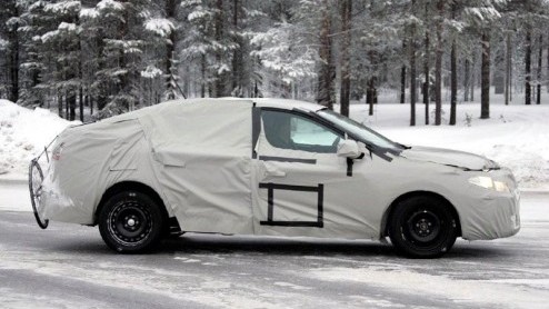 Na de nieuwe Renault Megane hatchback en de spionagebeelden van de Megane Grand Tour is het nu de beurt aan de Megane sedan. Deze uitbreiding van de familiereeks werd nog verhuld gespot, maar staat al
