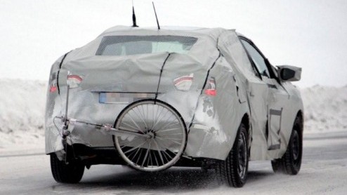Na de nieuwe Renault Megane hatchback en de spionagebeelden van de Megane Grand Tour is het nu de beurt aan de Megane sedan. Deze uitbreiding van de familiereeks werd nog verhuld gespot, maar staat al