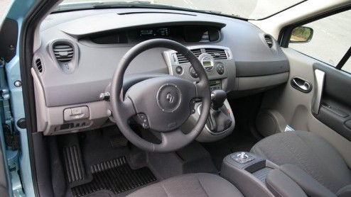 Renault is al jaren marktleider in de klasse die het zelf heeft uitgevonden, die van de midi-MPVs. En met dat succes gaan de Fransen voorzichtig om, want bijna elk jaar is er wel een kleine veranderi