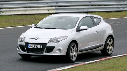 Geen woorden maar daden. De spotlights op de Renault Megane Coupe zijn nog niet gedoofd, of deze vlotte verschijning scheurt al over het asfalt. Maar dan opgepept, als product van Renault Sport!