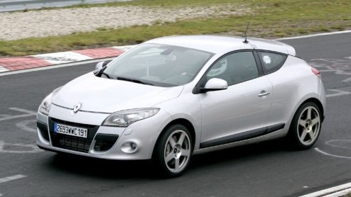 Geen woorden maar daden. De spotlights op de Renault Megane Coupe zijn nog niet gedoofd, of deze vlotte verschijning scheurt al over het asfalt. Maar dan opgepept, als product van Renault Sport!