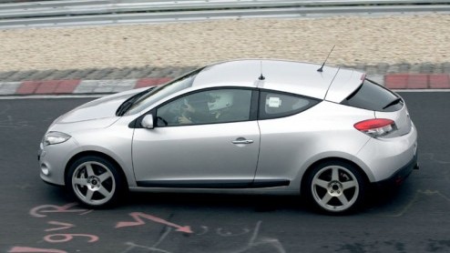 Geen woorden maar daden. De spotlights op de Renault Megane Coupe zijn nog niet gedoofd, of deze vlotte verschijning scheurt al over het asfalt. Maar dan opgepept, als product van Renault Sport!