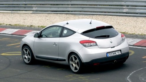 Geen woorden maar daden. De spotlights op de Renault Megane Coupe zijn nog niet gedoofd, of deze vlotte verschijning scheurt al over het asfalt. Maar dan opgepept, als product van Renault Sport!