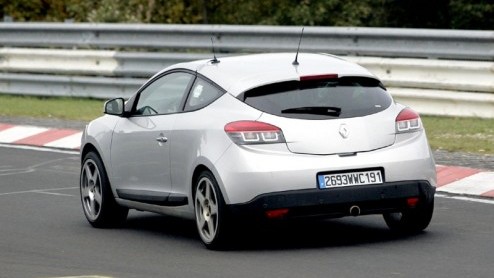 Geen woorden maar daden. De spotlights op de Renault Megane Coupe zijn nog niet gedoofd, of deze vlotte verschijning scheurt al over het asfalt. Maar dan opgepept, als product van Renault Sport!