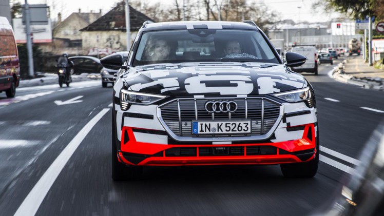 Audi gaat de e-tron vanaf begin 2019 leveren. Er kan nu al een reservering worden gemaakt.