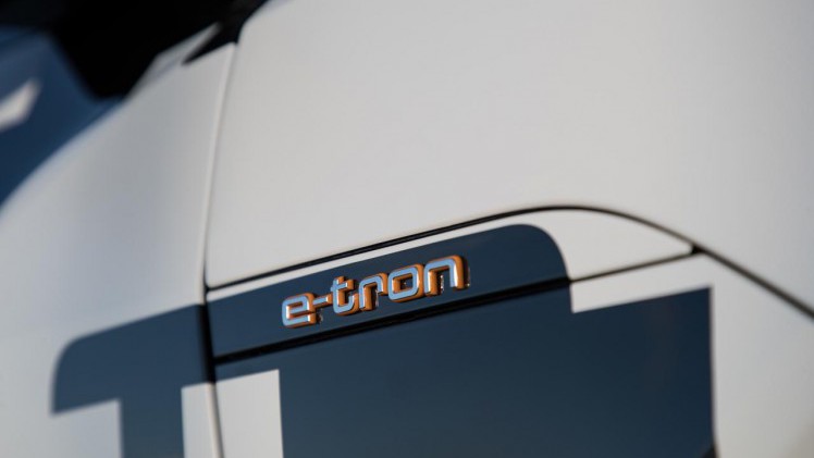 Audi gaat de e-tron vanaf begin 2019 leveren. Er kan nu al een reservering worden gemaakt.