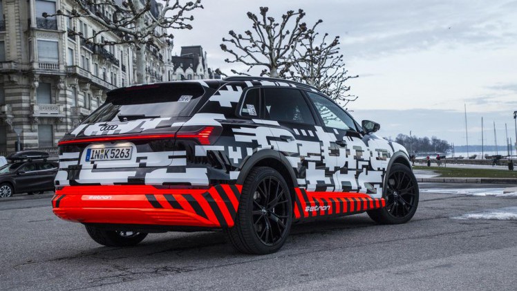 Audi gaat de e-tron vanaf begin 2019 leveren. Er kan nu al een reservering worden gemaakt.